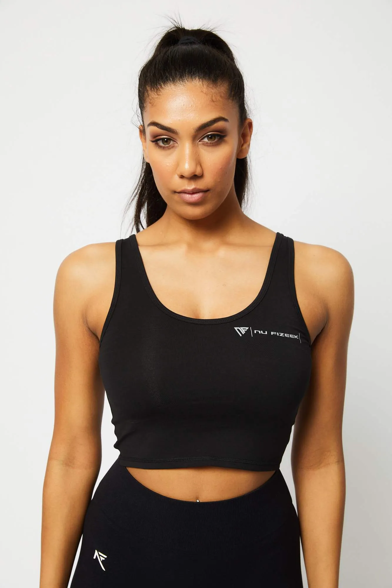 ESSENTIAL CROP - BLACK
